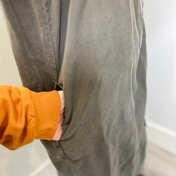 Lacausa Green Tencel V-Neck Front Slit Dress with Pockets (M) - Picture 4 of 10